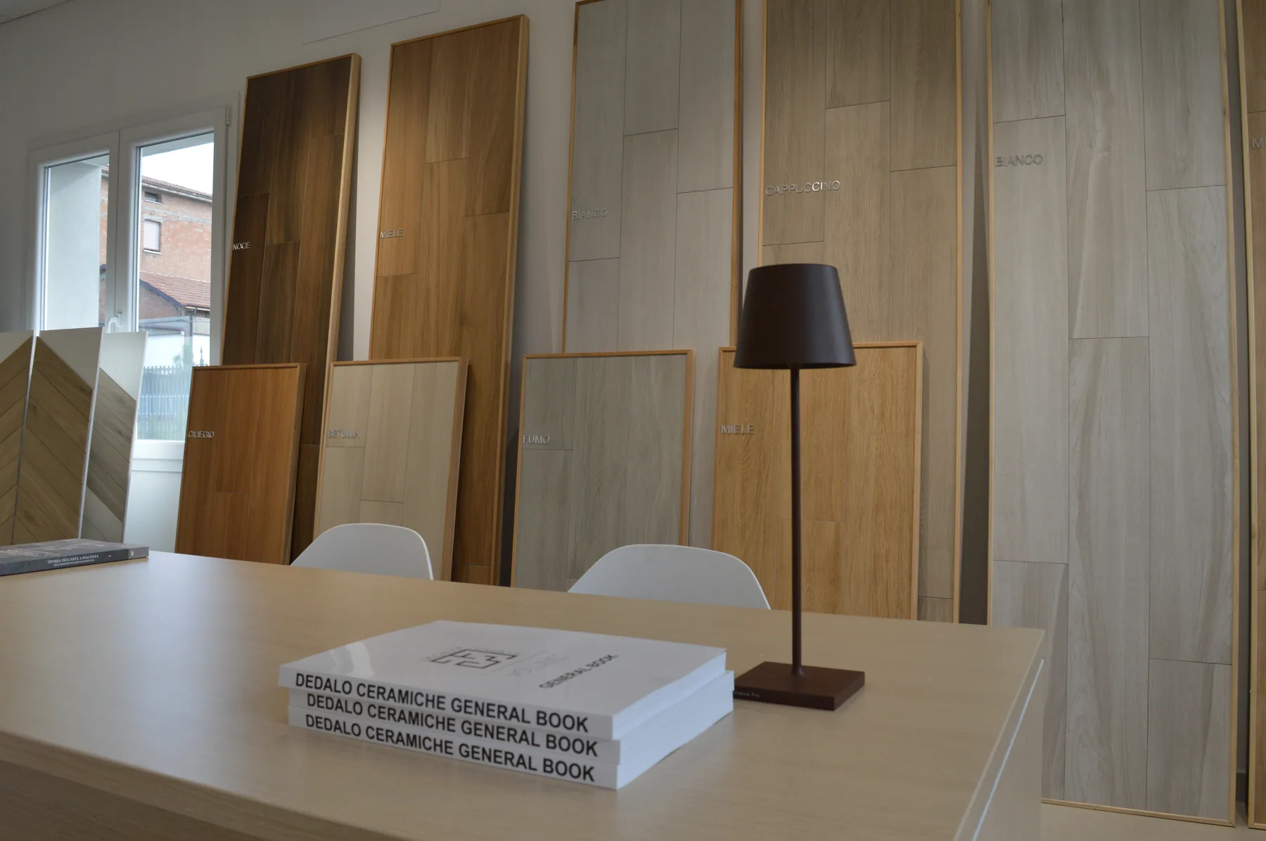 Campioni e collezioni nello showroom Dedalo Ceramiche