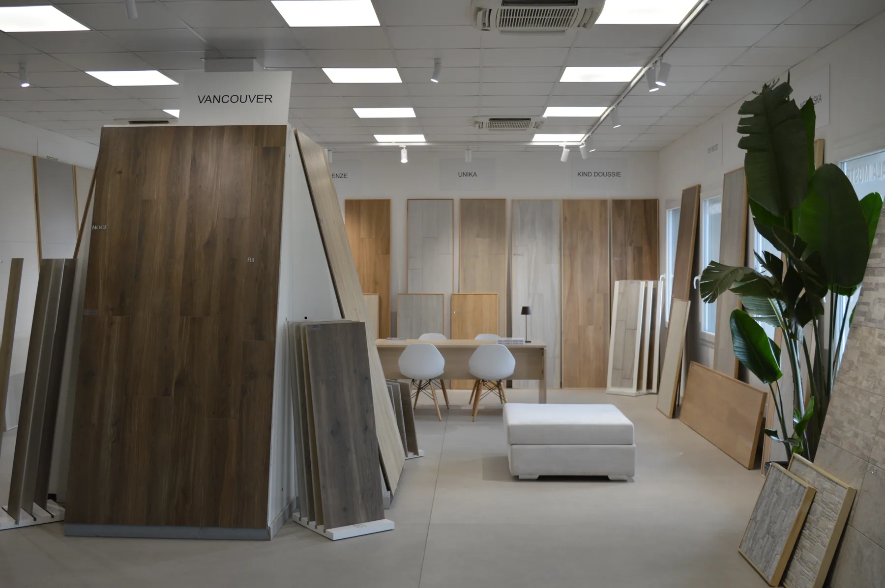 Area consulenza dello showroom Dedalo Ceramiche con collezioni effetto legno