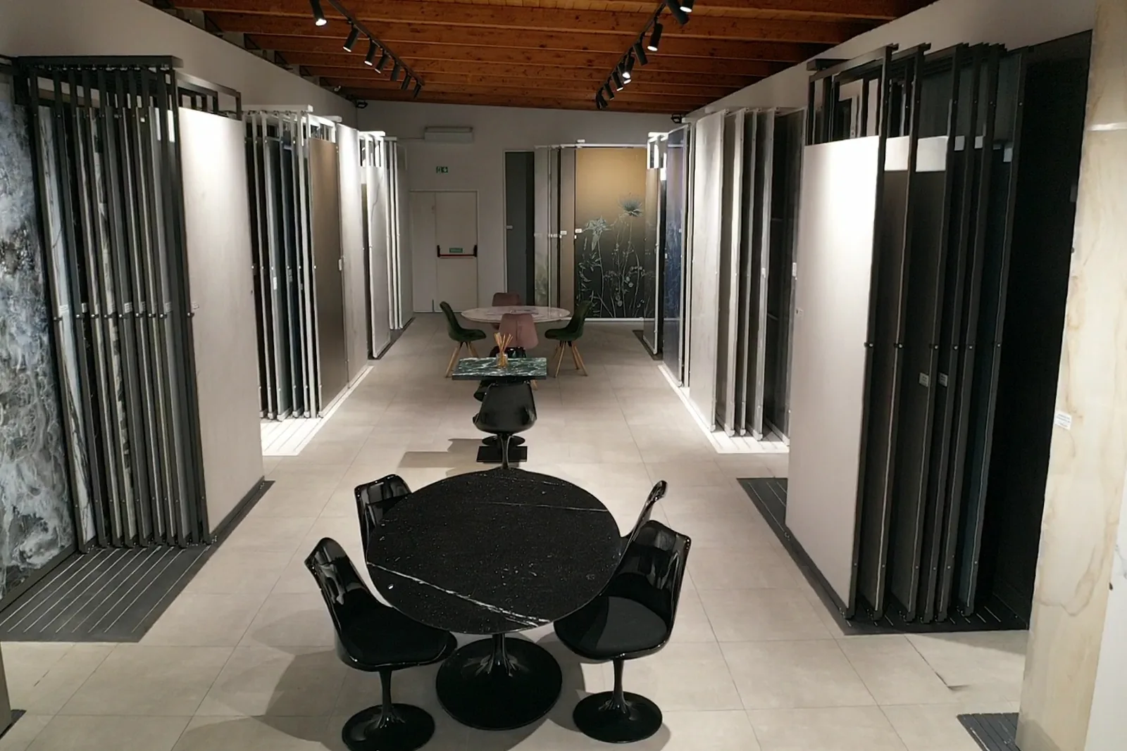 Galleria espositiva dello showroom Dedalo Ceramiche