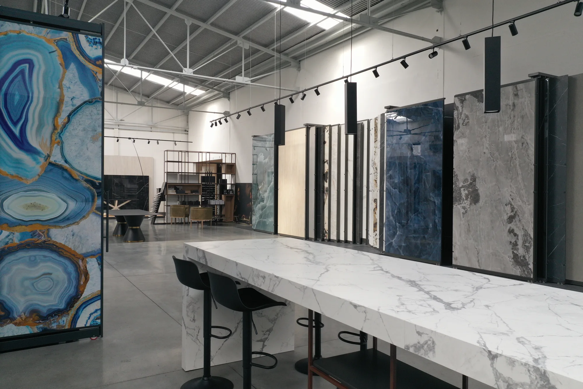 Showroom Dedalo Ceramiche con grandi lastre e tavolo di progettazione