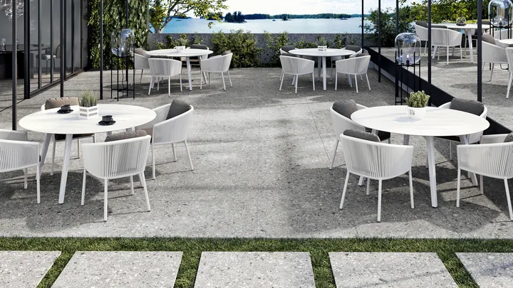 Patio moderno con gres porcellanato da esterno