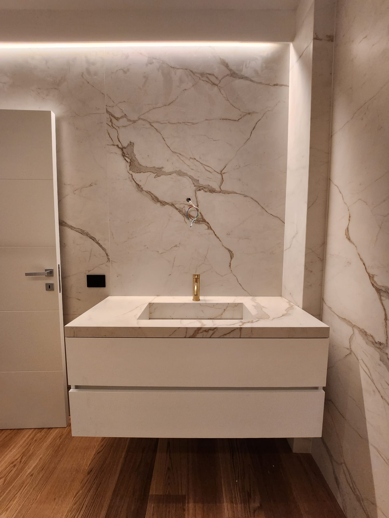 Bespoke bathrooms in stone and marble effects
