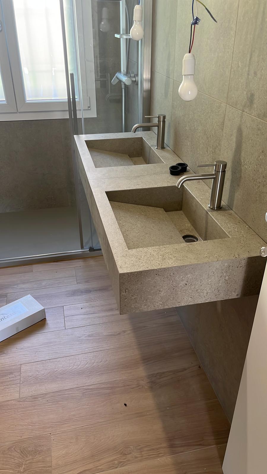 Natural textures in a Sassuolo bathroom
