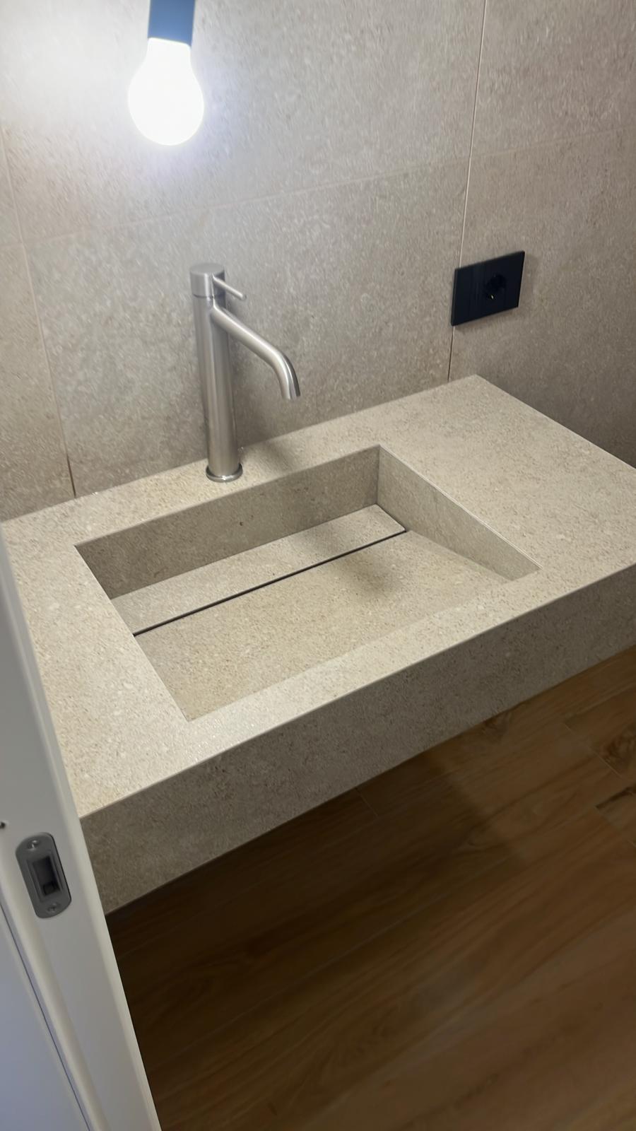 Natural textures in a Sassuolo bathroom — 2