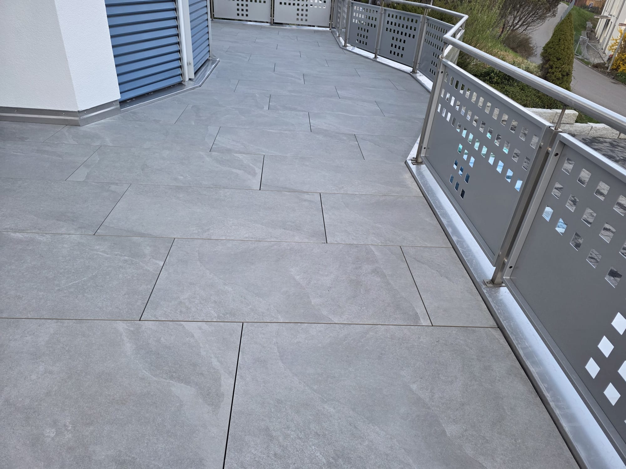 Contemporary living in Magnum Stone Grigio — 3