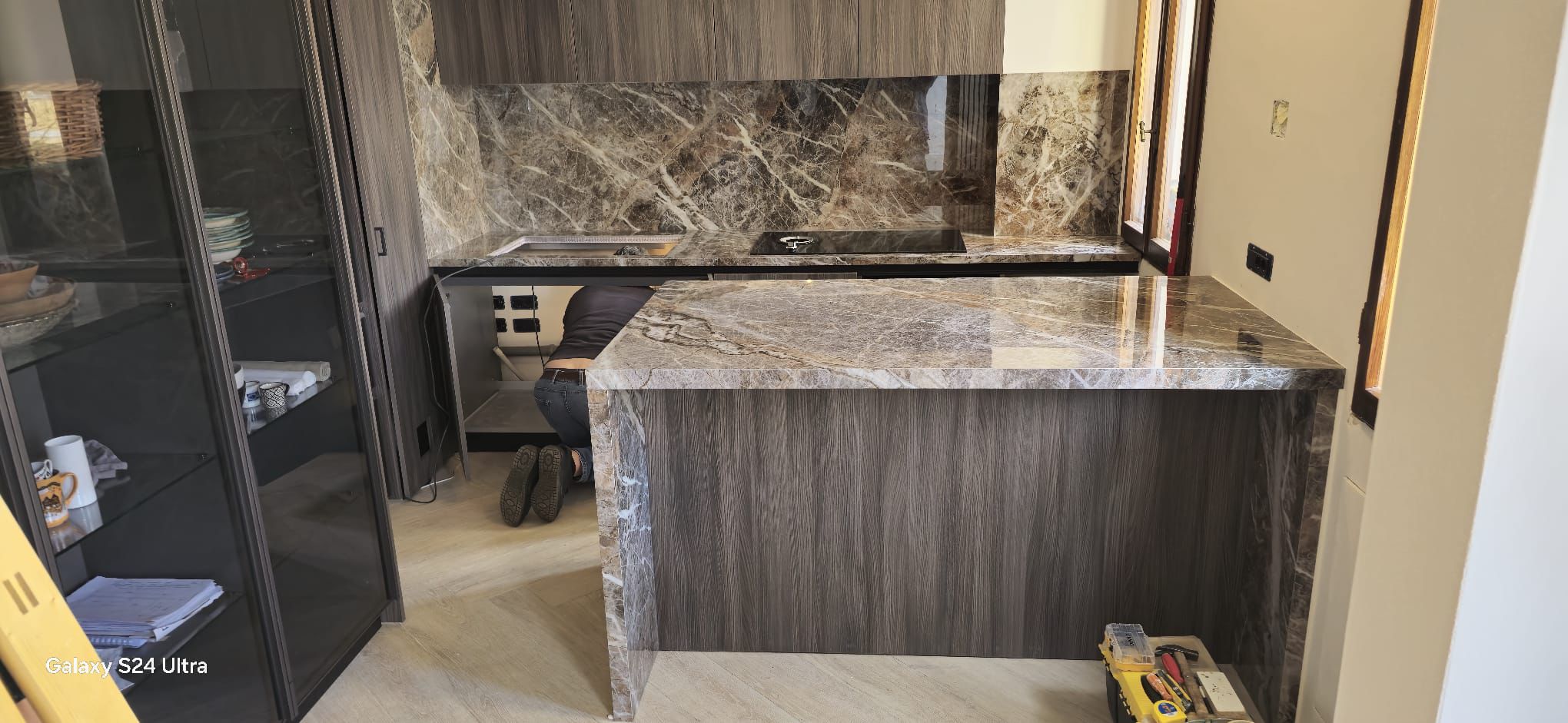 Bespoke kitchen worktop and cladding in large-format slabs — 3