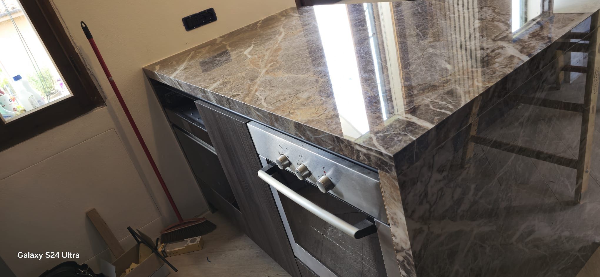 Bespoke kitchen worktop and cladding in large-format slabs