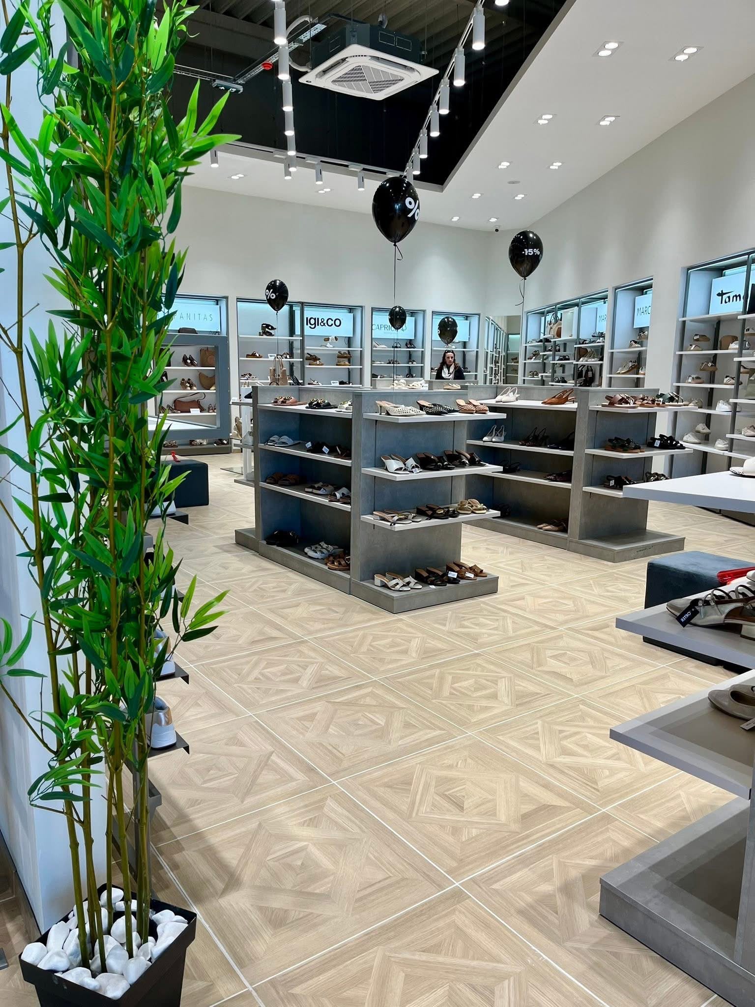 Wood geometries for a retail interior